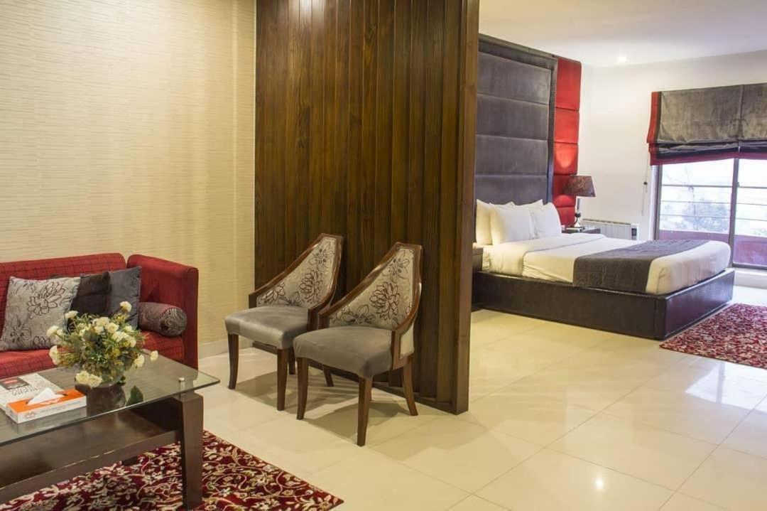Maisonette Hotel & Apartments Lahore Bagian luar foto