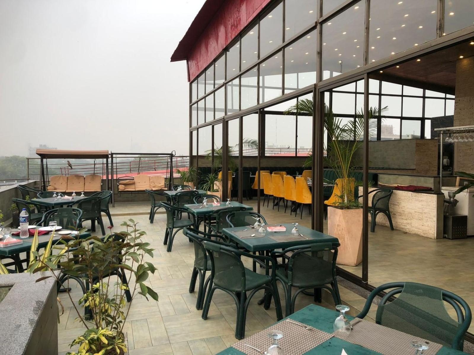 Maisonette Hotel & Apartments Lahore Bagian luar foto