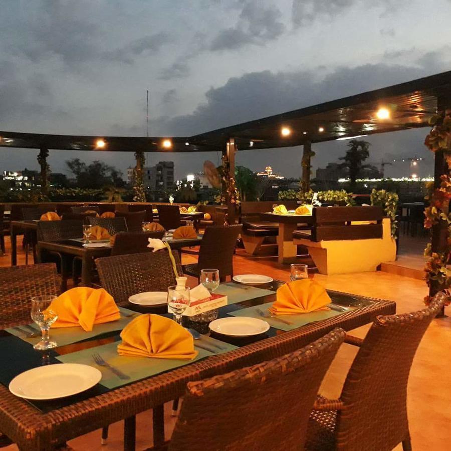 Maisonette Hotel & Apartments Lahore Bagian luar foto